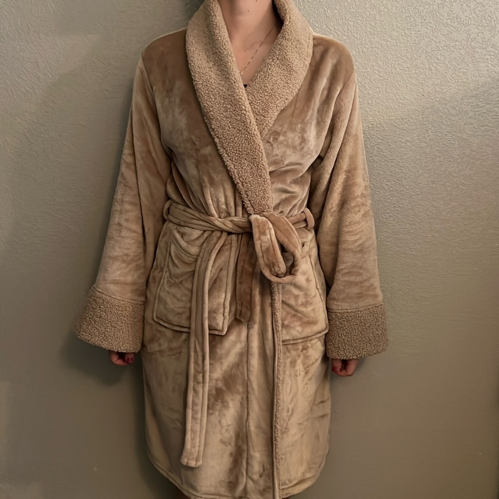 Tan long sleeve bathrobe Kirkland’s size S/M never used